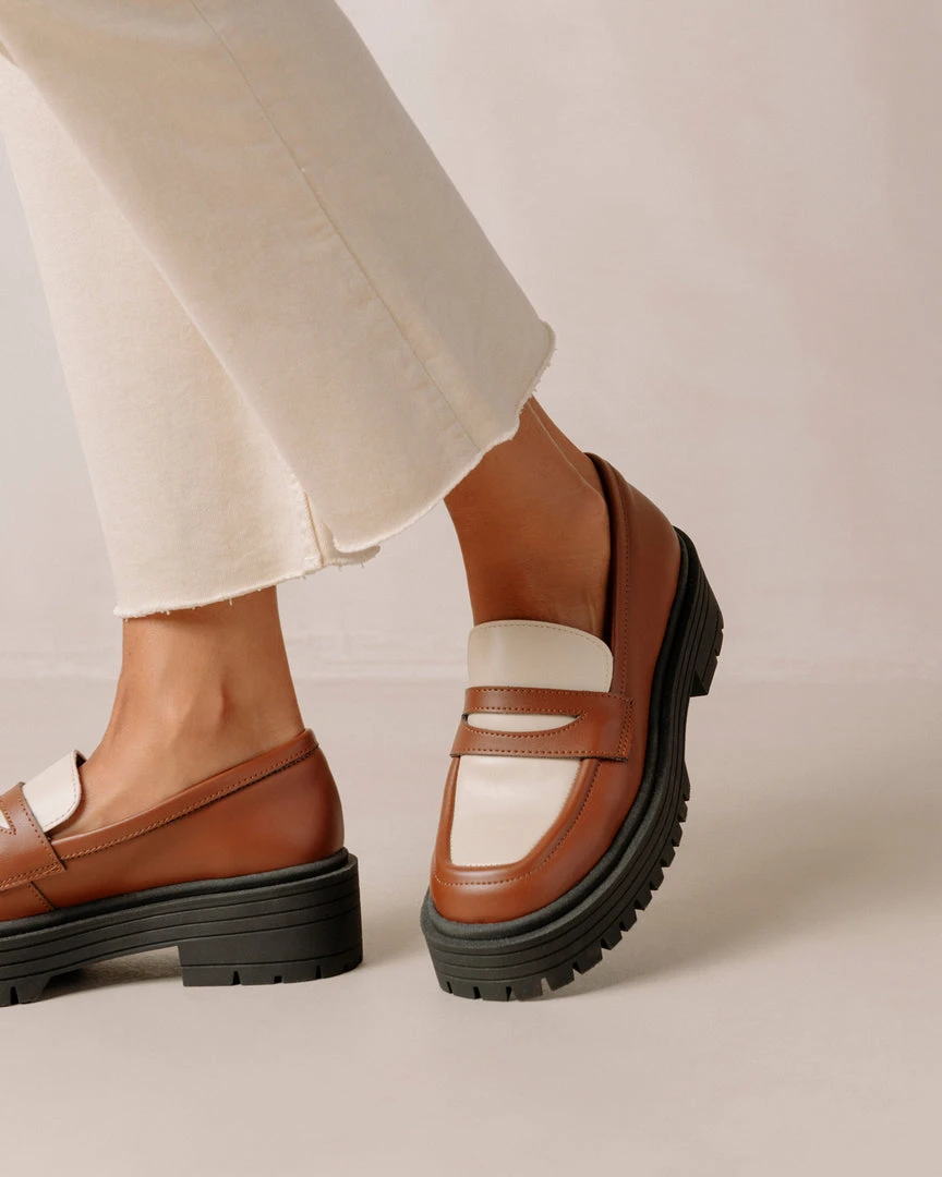 Svegan Mask Gingerbread Brown Warm White Shoes 1 Svegan Mask Gingerbread Brown Warm White Shoes