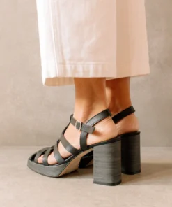 SVEGAN Rollers Black Sandals