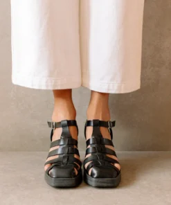 SVEGAN Rollers Black Sandals