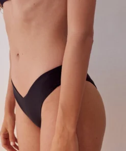 TheManola The V Bottom Black