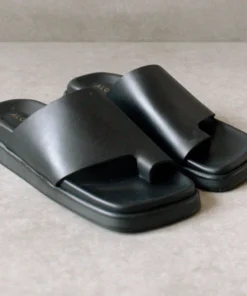 ALOHAS Toe Ring Flop Black Shoes