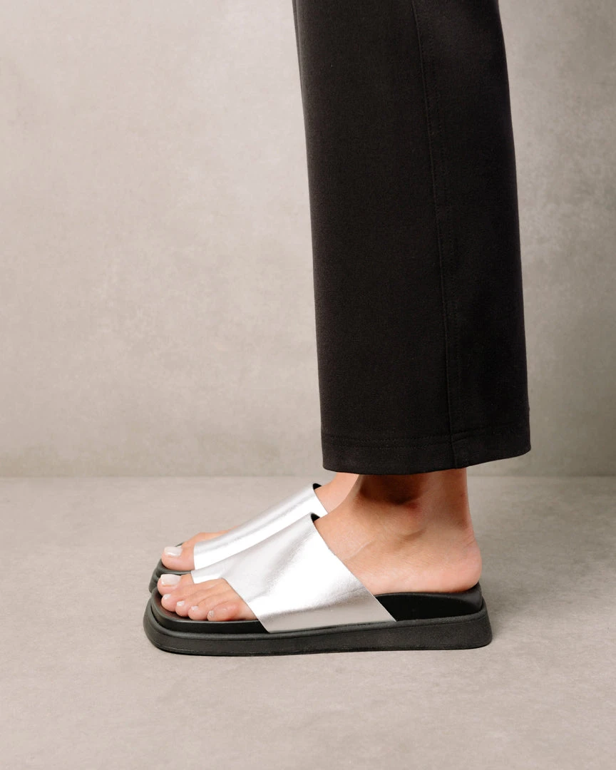 ALOHAS Toe Ring Flop Shimmer Silver Shoes 7 ALOHAS Toe Ring Flop Shimmer Silver Shoes