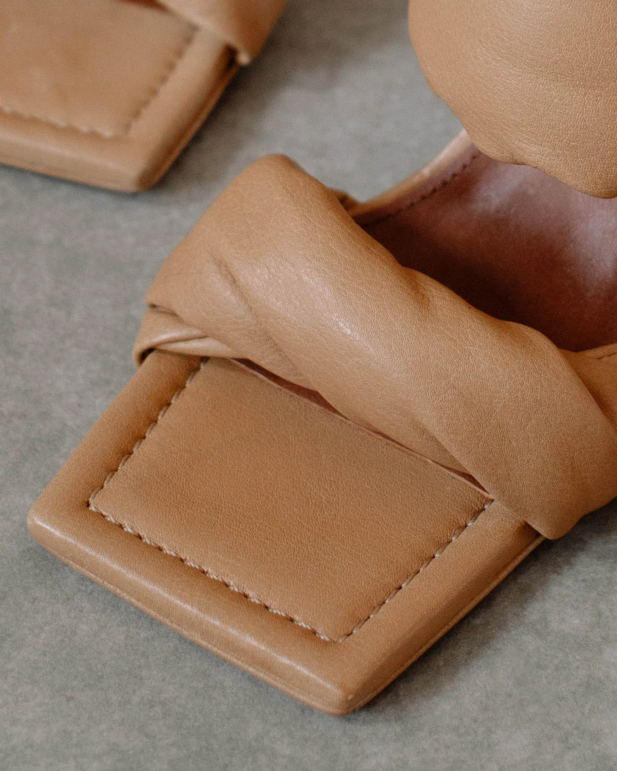 ALOHAS Twist Strap Camel 2 ALOHAS Twist Strap Camel